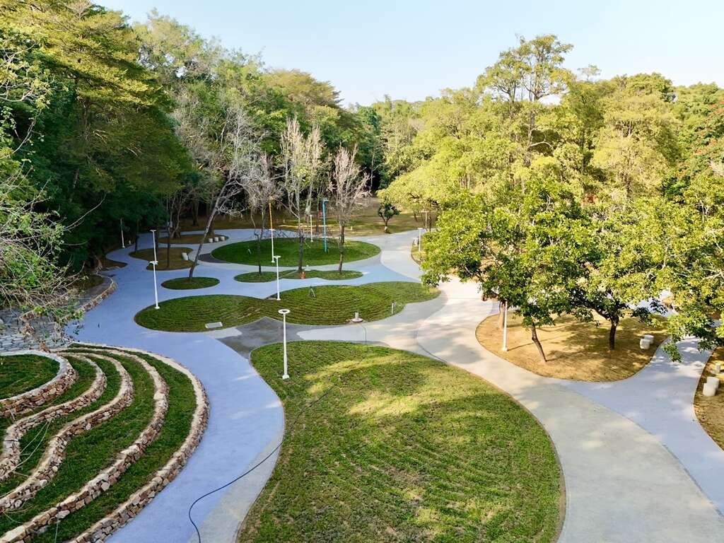 「虎埤泛月」工程榮獲台灣景觀大獎,市政會議向黃偉哲市長獻獎