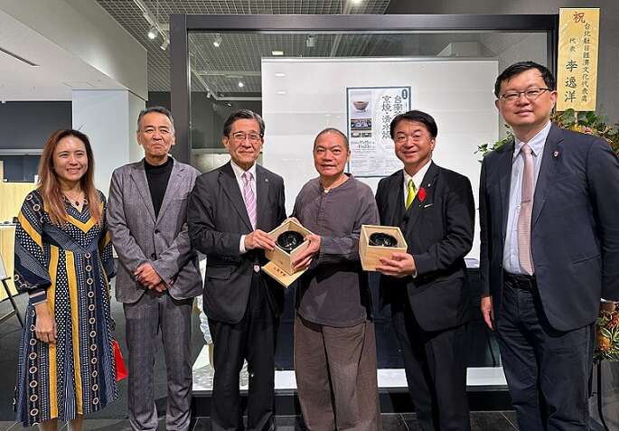 「臺南奇人帶路」系列報導25 黃怡文成立鼎甲窯,鑽研經典釉色,獨創茶席專題,作品出窯萬彩