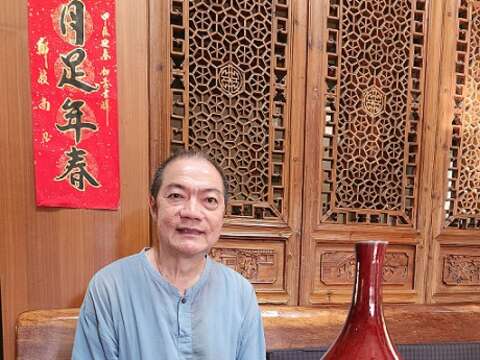 陶艺家黄怡文和他创作的天目碗、郎红玉壶春瓶。（郑佩雯拍摄）