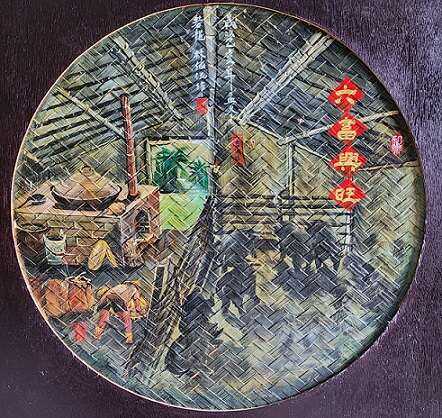 林仙化竹編彩繪作品「六畜興旺」,描繪昔日農村生活,如大灶和豬牢(ti-tiâu)。(鄭佩雯拍攝)