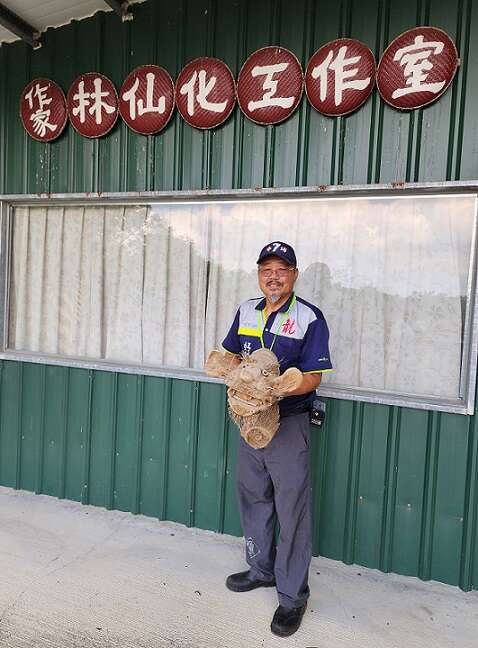 「臺南奇人帶路」系列報導27 龍崎草地博士林仙化,竹藝編雕寫畫功力深,用四句聯帶導覽,發揚鄉土文化