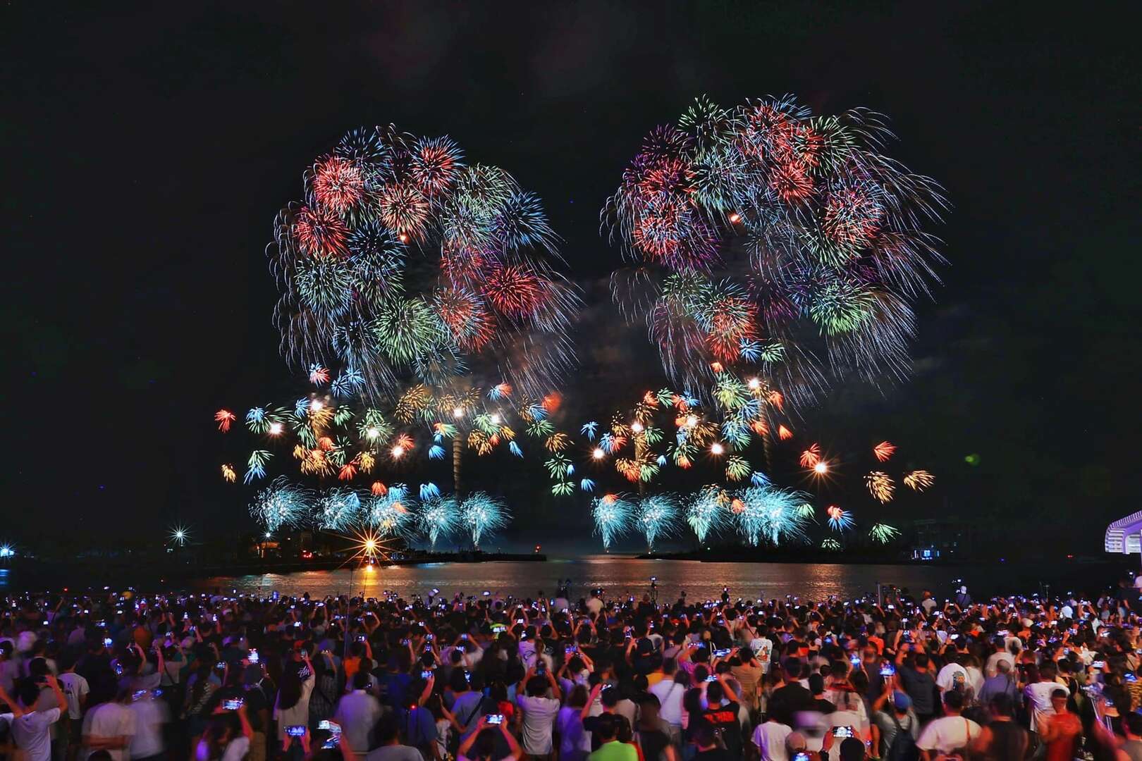 2025臺南夏日音樂節_16吋煙火彩色千輪