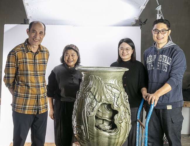 白河藝術家林文嶽大型作品「八方荷氣」出窯時全家合影。左起林文嶽、妻子王惠女、女兒林虹誼、兒子林嘉玄。（林文嶽提供）