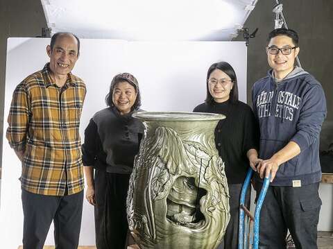 白河艺术家林文岳大型作品「八方荷气」出窑时全家合影。左起林文岳、妻子王惠女、女儿林虹谊、儿子林嘉玄。（林文岳提供）