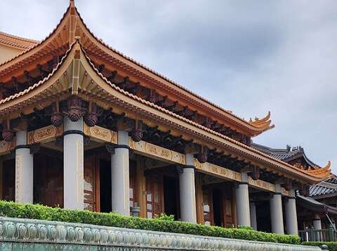 林文岳为白河大仙寺创作的陶壁，饰以法轮、宝瓶、莲花、双鱼、摩尼宝等吉祥图腾，彰显佛法庄严。（郑佩雯拍摄）