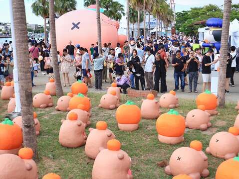 现场民众纷纷拿起手机拍摄可爱的卡比胖拉