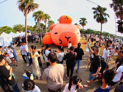 民众与卡比胖拉合影