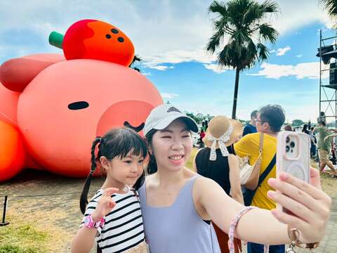 民众与卡比胖拉自拍