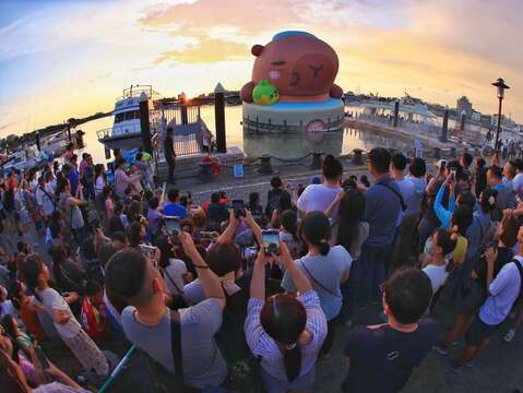 民众拍摄水上大型卡比胖拉