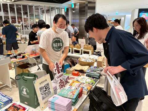 现场展示台南观光手册与地图