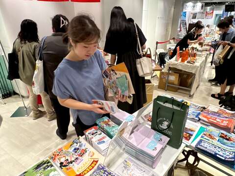 台南观光资讯吸引现场民众索取文宣