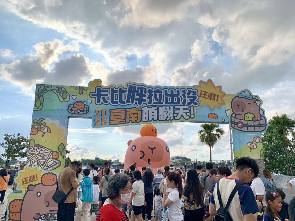 2025卡比胖拉出沒注意!臺南萌翻天 粉絲絡繹不絕 展期至10月19日 把握機會來萌拍一下