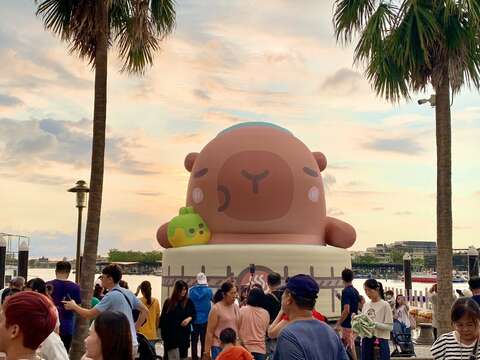 活动进入第2天，依然吸引许多民众前来观赏