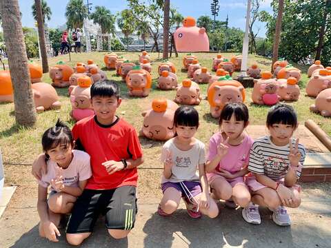 2025卡比胖拉-小朋友与卡比胖拉合照