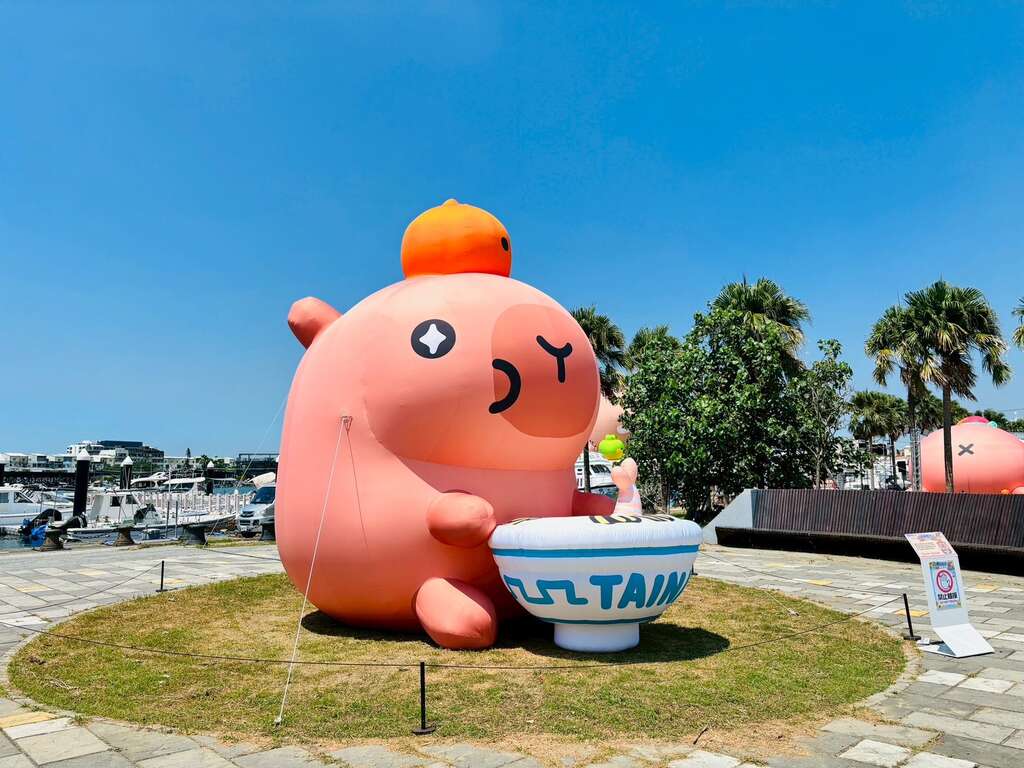 2025卡比胖拉出沒注意！臺南萌翻天 9月13日登陸安平漁人碼頭 泡湯吃美食萌翻全場