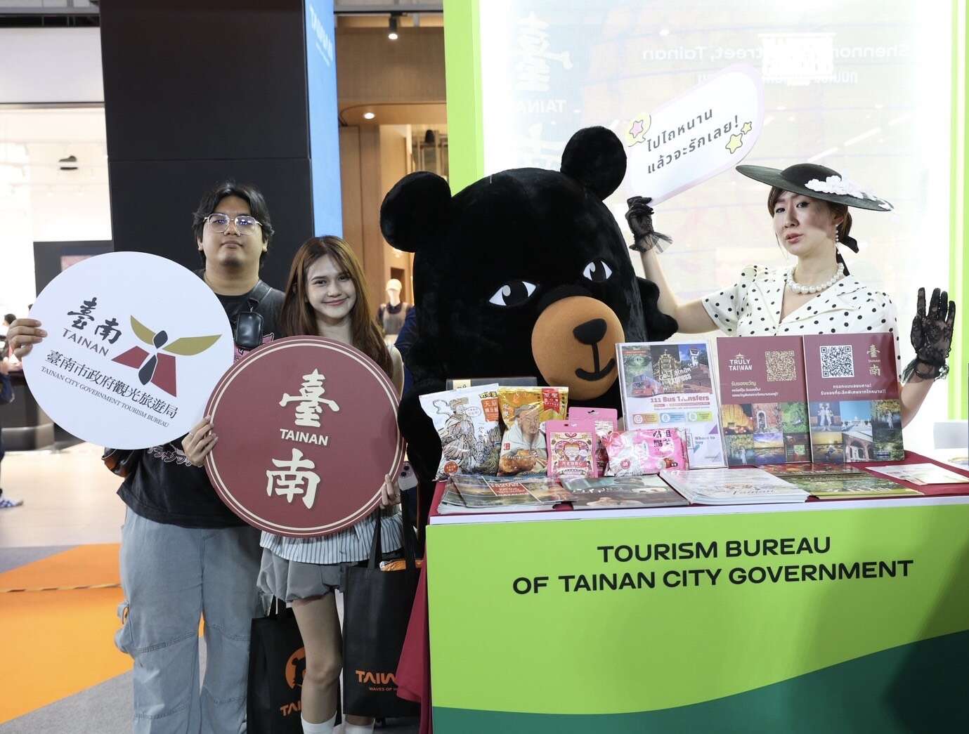 邀請泰國知名旅遊網紅Ratto家雯至攤位與民眾互動拍照