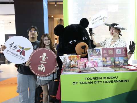 邀请泰国知名旅游网红Ratto家雯至摊位与民众互动拍照