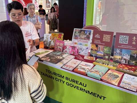 民众至台南摊位索取台南观光资讯文宣