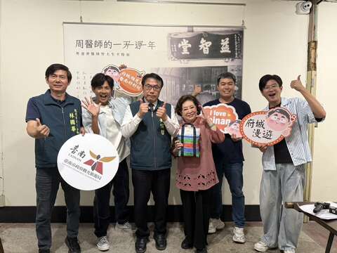 市长及林局长致赠伴手礼予阿翔、永烈、淑芳阿姨、博仁堂老板