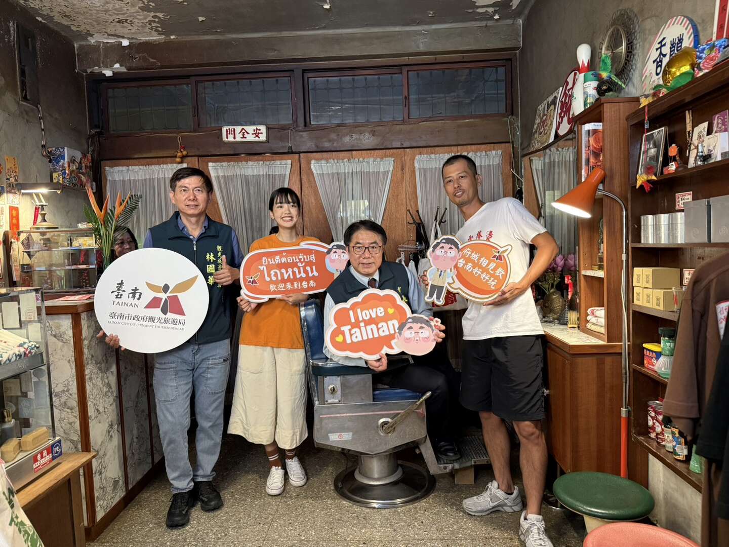 市長與泰國代言人Pigkaploy於香蘭男子電棒燙合照