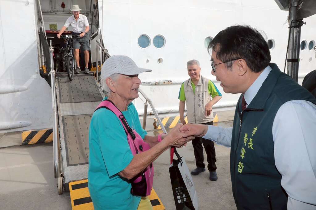 市長黃偉哲爭取 國際郵輪奧德賽號首度靠泊安平港親迎歐美高端旅客並贈貼心小禮