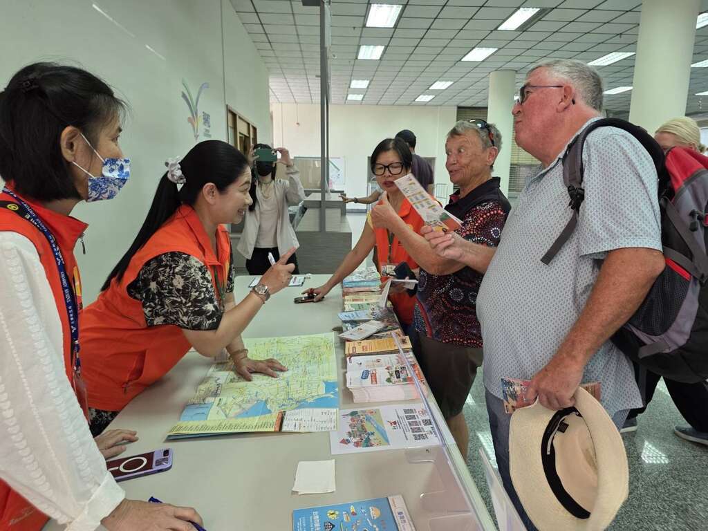 市長黃偉哲爭取 國際郵輪奧德賽號首度靠泊安平港親迎歐美高端旅客並贈貼心小禮