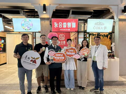 市长与BOKI在永合香饼舖大合照