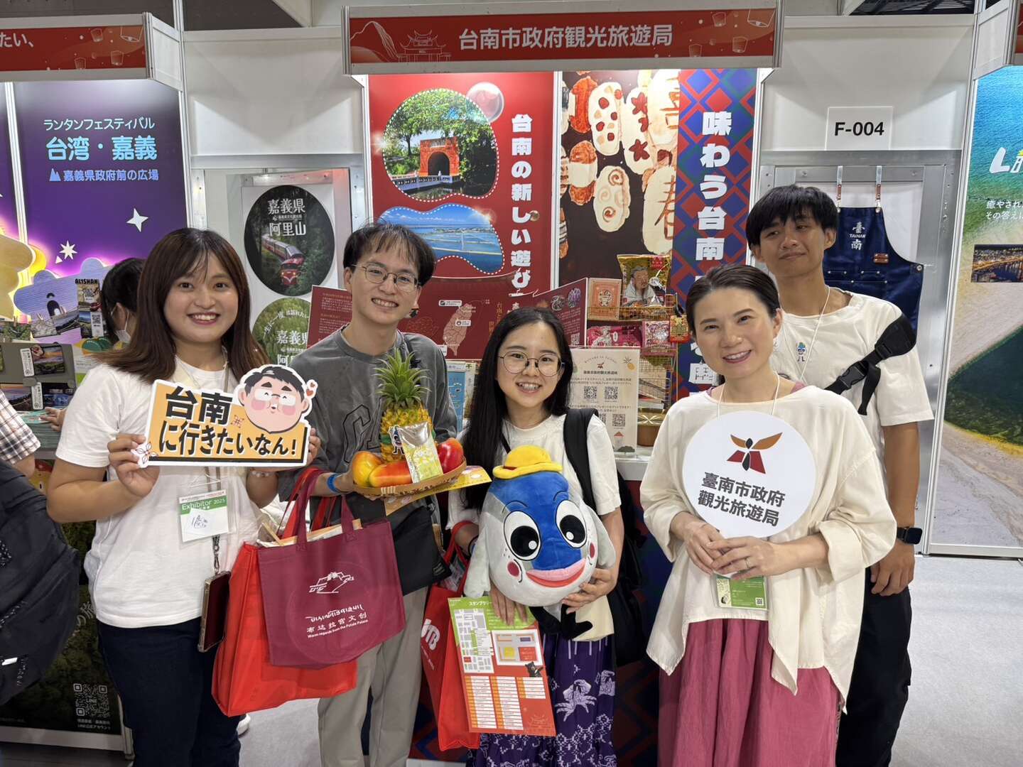 參觀民眾在台南展攤前與本次介紹台南五大魅力人氣網紅Noco合影