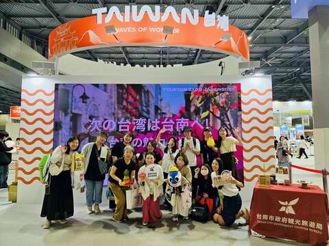 人气网红_Noco_推广台南观光与现场听众於日本旅展舞台活动後合影留念