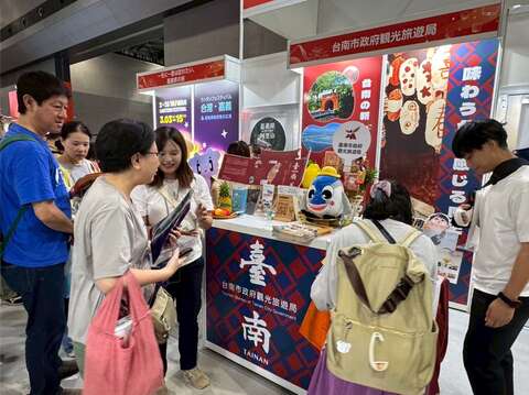 南市观旅局参加日本旅展，现场发送旅游资讯并与民众互动，展现台南多元的文化与观光特色