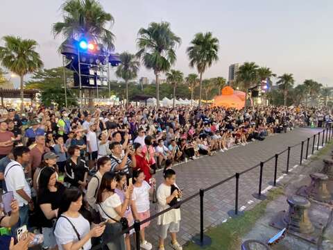 「2025卡比胖拉出没注意！台南萌翻天」欣赏灯光秀