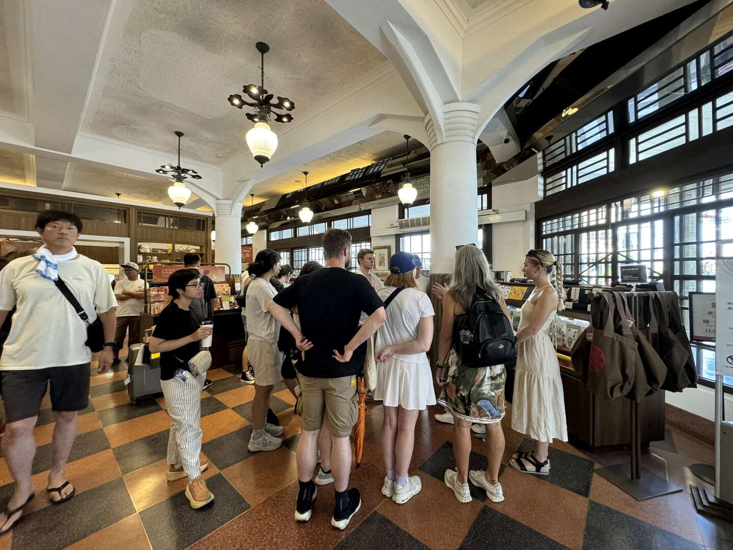 林百貨吸引外國遊客前往參觀