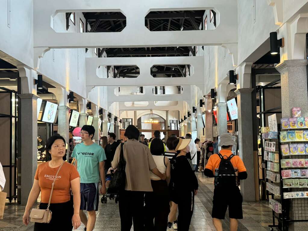 西市场游客逛街人潮