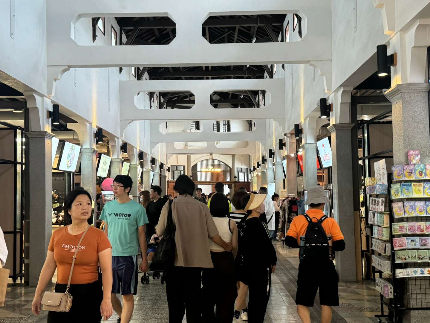 西市場遊客逛街人潮