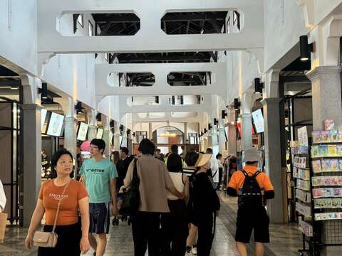 西市场游客逛街人潮