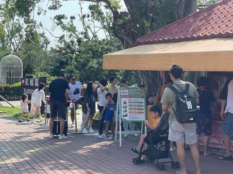 游客在顽皮世界租借电动车游园