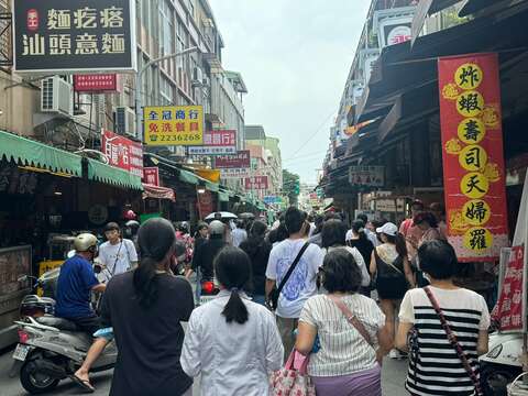 国华海安商圈排队吃美食人潮