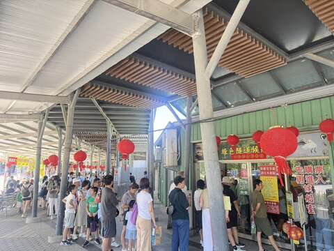 四草绿色隧道排队购票人潮