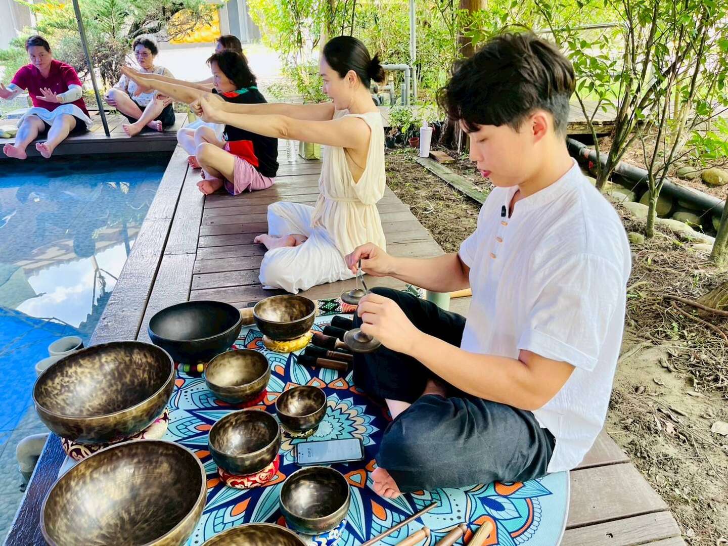 由缽音共振引導參與者進入深層靜心狀態，搭配瑜伽的舒展