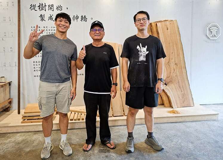 永川大轎第二代王政雄（圖中），與第三代王襄（圖右）與王延（圖左）兄弟。（張耘書拍攝）