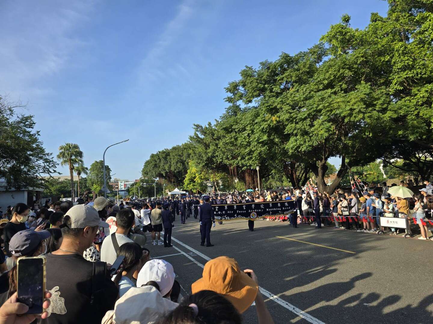 水交社園區遊行活動吸引遊客欣賞拍照。