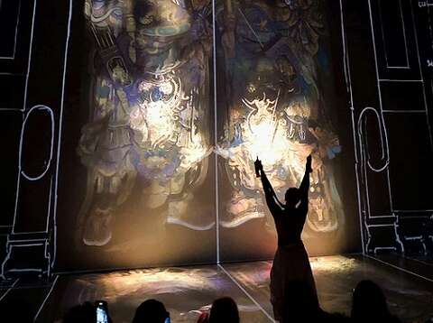 蔡舜任团队企划「百庙百门x数位神识」沈浸式展演，让9尺高门神现身在全球最具影响力的数位艺术盛会-奥地利林兹电子艺术节，使欧洲观众为之惊艳。图中为表演艺术家张逸军。（蔡舜任提供）