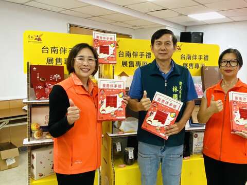 南市观旅局局长与旅服人员推广伴手礼