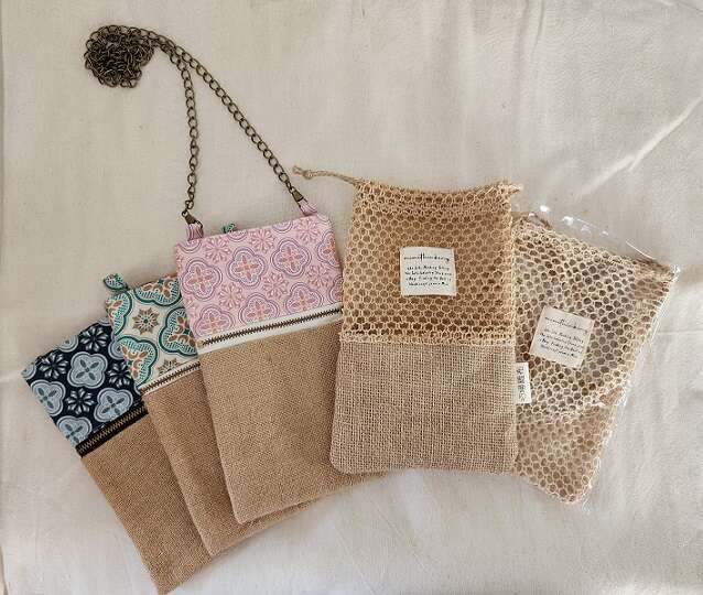 巧婦工作室縫製的黃麻揹袋,可放手機及隨身小物,頗受歡迎。(鄭佩雯拍攝)