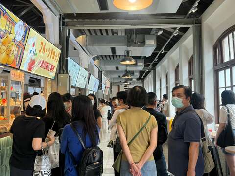 游客一早就到西市场品尝美食