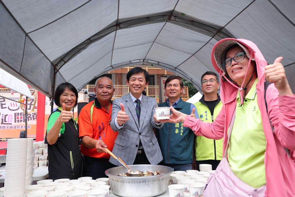 2025台南关子岭温泉美食节-民众排队领取香菇鸡汤