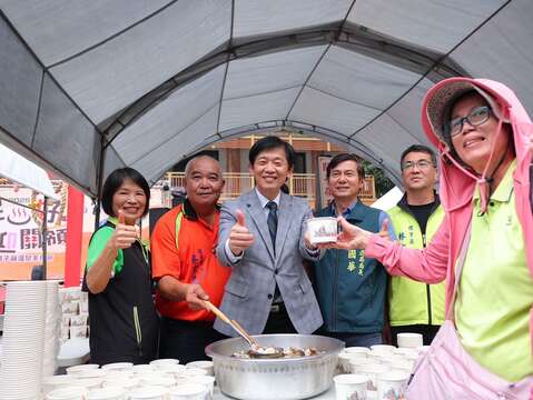 2025台南关子岭温泉美食节-民众排队领取香菇鸡汤