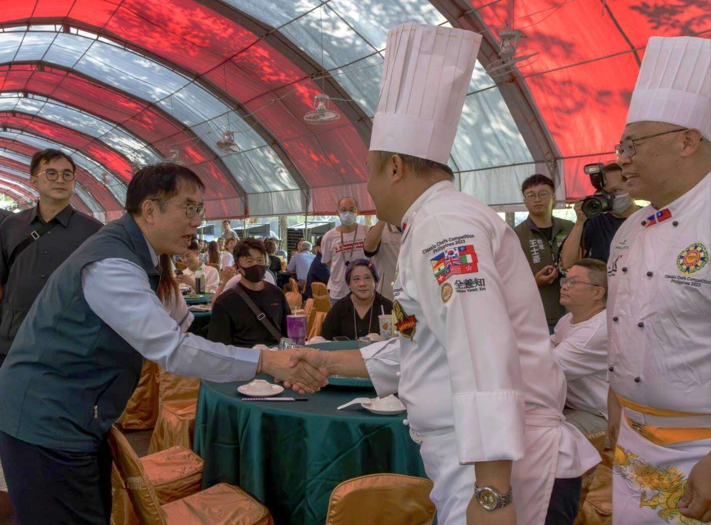 市長與兩位總舖師盧正治師傅及邱聰彬師傅合影