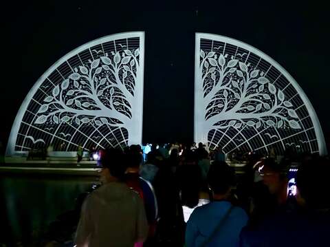 青鲲鯓扇形盐田生命之树民众彻夜追蓝眼泪情形