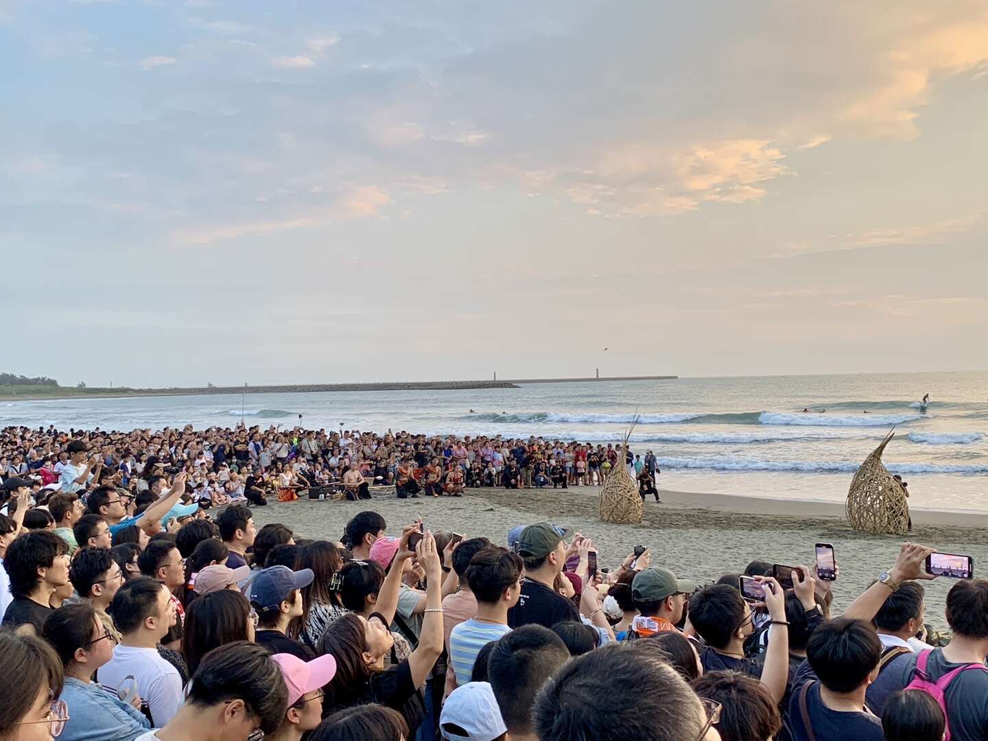 遊客在漁光島用相機捕捉精彩表演瞬間